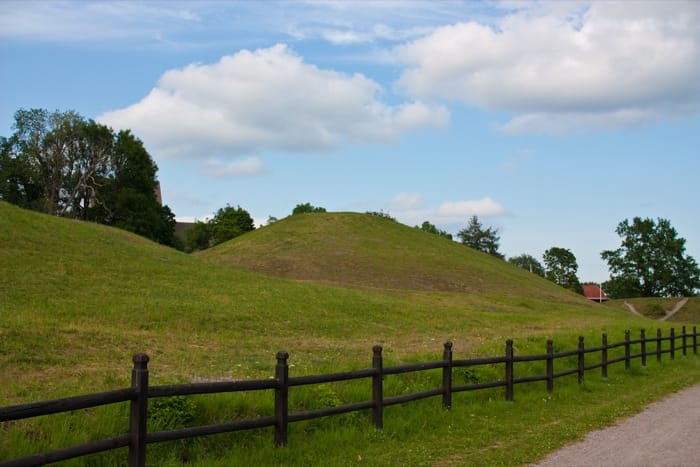 Gamla Uppsala kyrka och högar